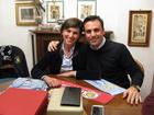 a sinistra la sig.ra Carla Saveri (artefice della sorpresa al sig. Romualdo Mucelli) ed a destra il sig. Maurizio de Vita Presidente Vespa Club Foggia Gargano