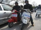 IL SOCIO RAFFAELE CODA A DESTRA HA EFFETTUATO SCAMBIO DI PETTORINE CON UN SOCIO DEL VESPA CLUB ANCONA