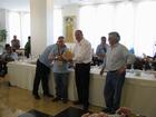 a sinistra Franco Onorato premiato da Roberto Leardi, presidente del Vespa Club d'Italia
